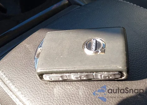 2024 Volvo Xc40 B5 Plus Dark Theme z USA, uszkodzony, nr VIN YV4L12ULXR2326994